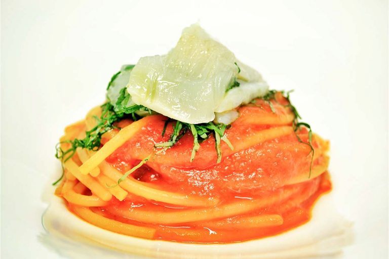 A tavola con gli chef: Spaghettoni PrimoGrano &ldquo;Rustichella d' Abruzzo&rdquo; con crema di peperone dolce e insalatina di baccal&agrave;