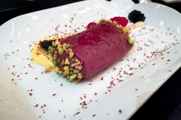 A tavola con gli Chef: Paccherino ai frutti di bosco ripieno con mousse di cioccolato, lemon curd, meringa bruciata