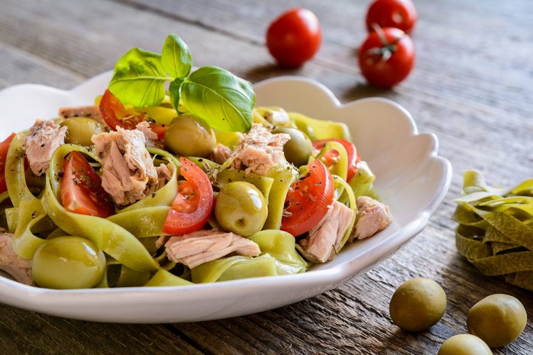 PAPPARDELLE VERDI CON TONNO, POMODORINI E OLIVE VERDI
