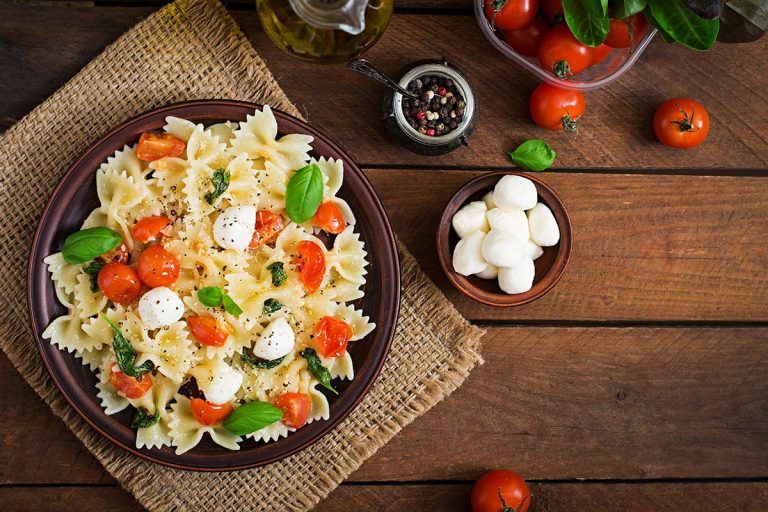 Farfalloni con pomodorini, mozzarella e basilico