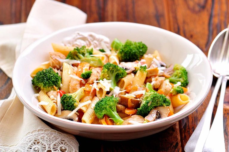 Penne Bio con broccoli, funghi champignon e pollo