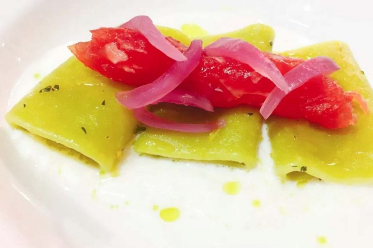A tavola con gli chef: Paccherini al kiwi con tartare di tonno e insalatina di cipolle rosse di Tropea su un letto di burrata