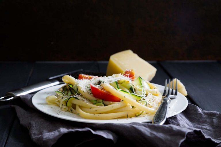 Bucatini con zucchine, pomodorini caramellati e parmigiano