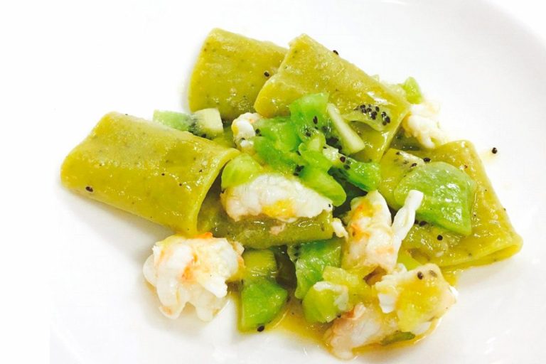 A tavola con gli chef: Paccheri al Kiwi Rustichella d&rsquo;Abruzzo con scampi, kiwi e limone