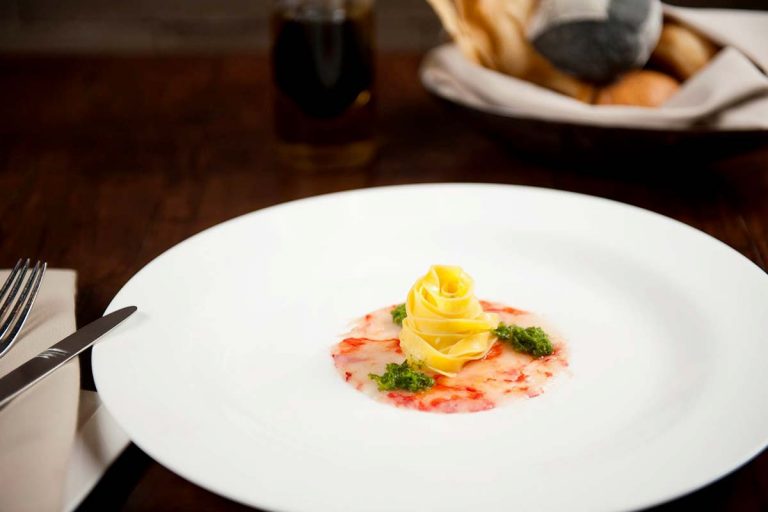 A tavola con gli chef: Nido di tagliatelle all&rsquo;uovo con agrumi, carpaccio di gamberi rossi e granita di sedano e limone