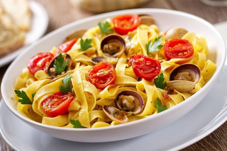Fettuccine con Pachino e vongole