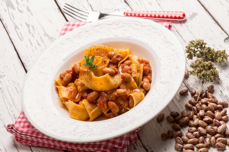Pappardelle all&rsquo;uovo distese a mano al sugo di fagioli