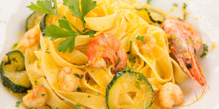 Matassine all&rsquo;uovo con gamberi e zucchine