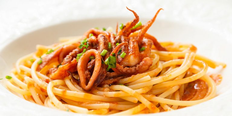 Spaghettone del leone e seppie