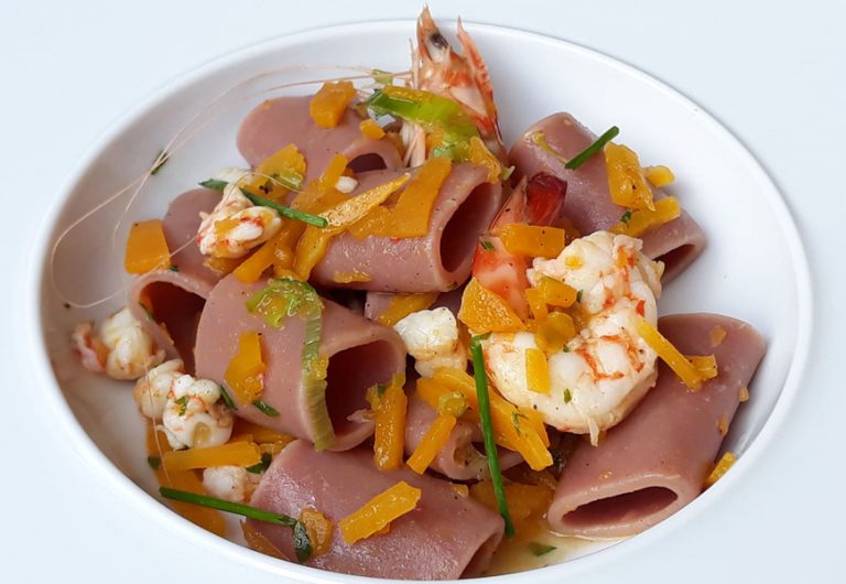 Paccherini al Melograno con zucca, porro, Mazzancolle ed erba cipollina.