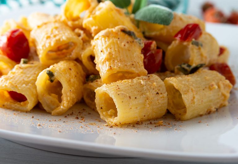 Mezze maniche con crema di ricotta e pomodorini