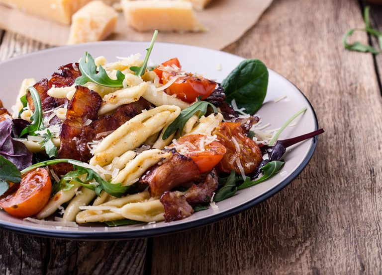 Cavatelli con rucola, pomodorini e pancetta croccante