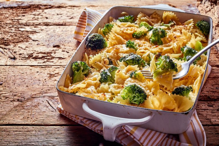 Farfalloni al forno con broccoli e formaggio filante