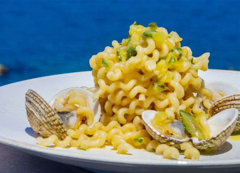 Fusilli col buco con zucchine e vongole