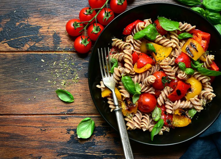 Fusilli integrali con peperoni e pomodorini