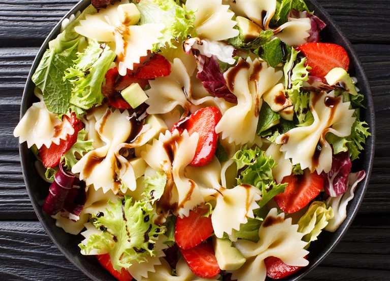 Insalata di farfalloni con fragole e aceto balsamico