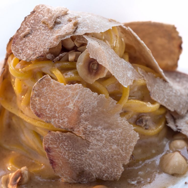Tagliolini con salsa tartufata e nocciole