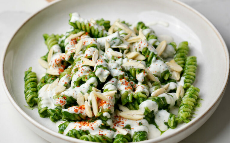 Fusilli con pesto de col rizada toscana y salsa de ricotta ahumada